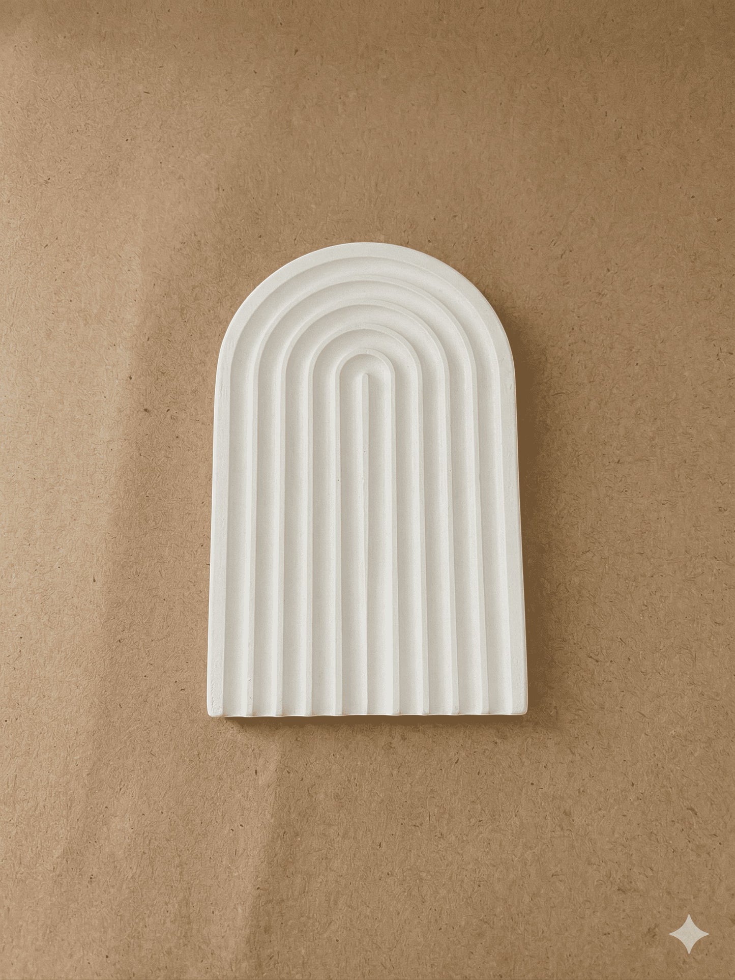 قطعة ديكور Mini Arch من Decorify بتصميم مقوس مضلع ولون أبيض لامع مصنوعة من الخرسانة الفاخرة بلمسة نهائية مصقولة