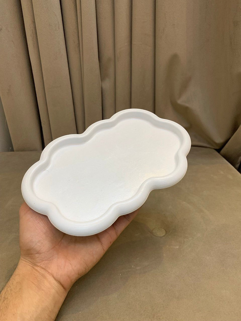 صينية Decorify Cloud Coaster 2 بتصميم سحابة فقاعية من الخرسانة المصقولة باللون الأبيض اللامع للاستخدام كقاعدة أكواب أو ديكور