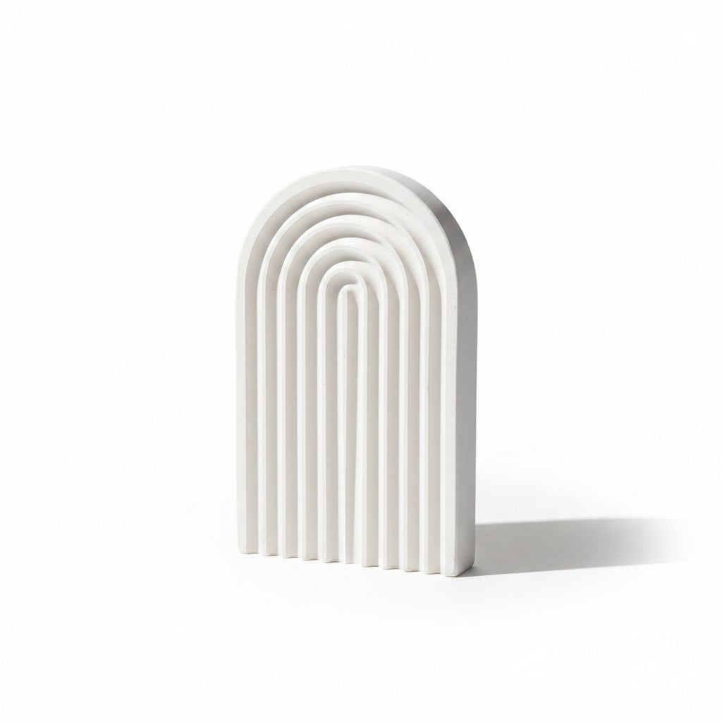 قطعة ديكور Mini Arch من Decorify بتصميم مقوس مضلع ولون أبيض لامع مصنوعة من الخرسانة الفاخرة بلمسة نهائية مصقولة.