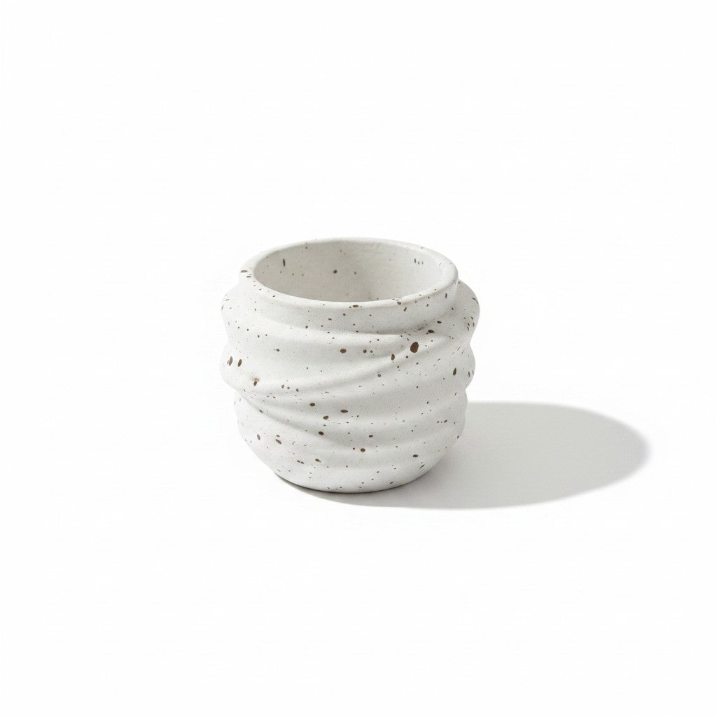 منظم Decorify Spiral Jar مصنوع من الخرسانة البيضاء المصقولة بنقوش سوداء وتصميم حلزوني مضلع.